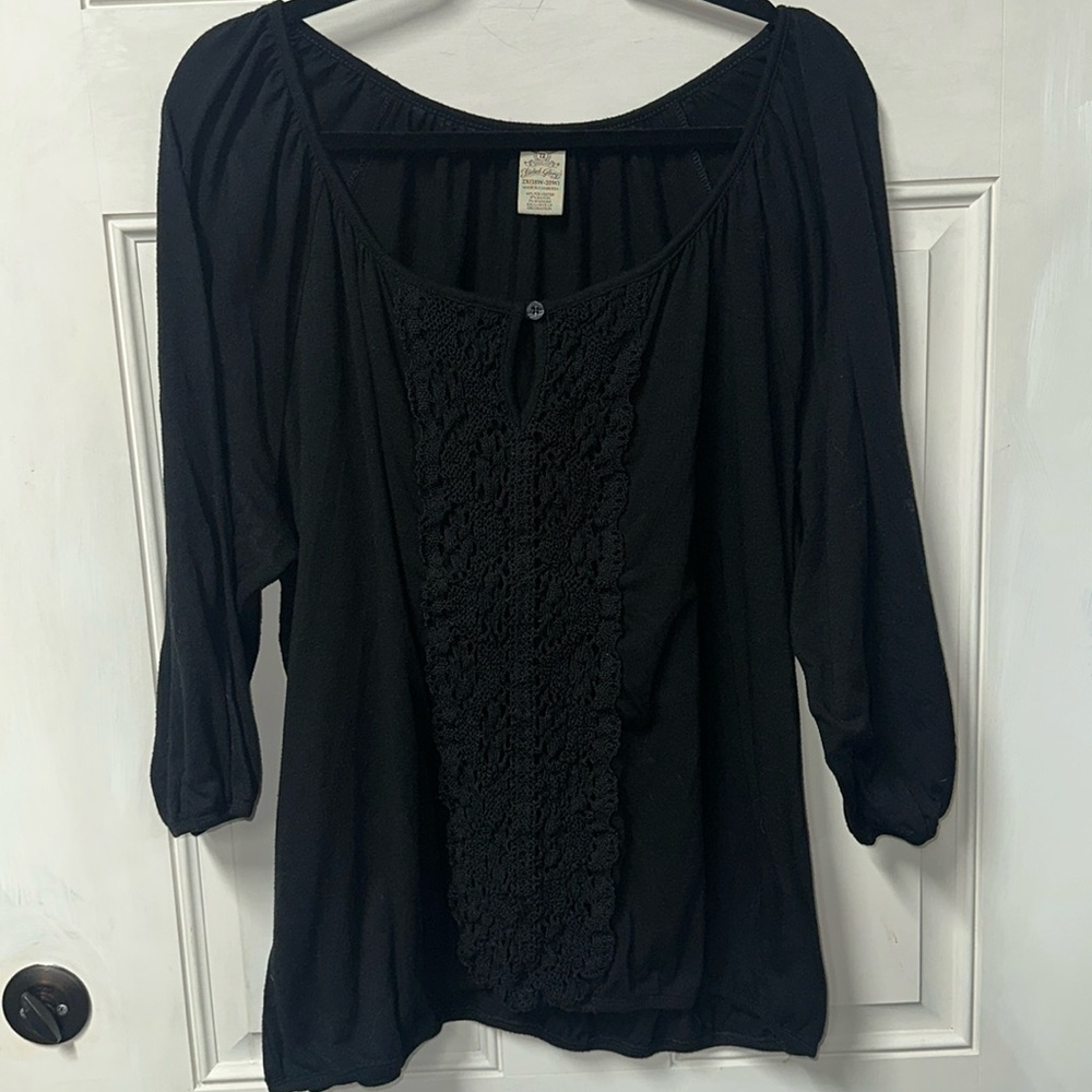 2X black 3/4 sleeve knit top with crocheted detail down front of top